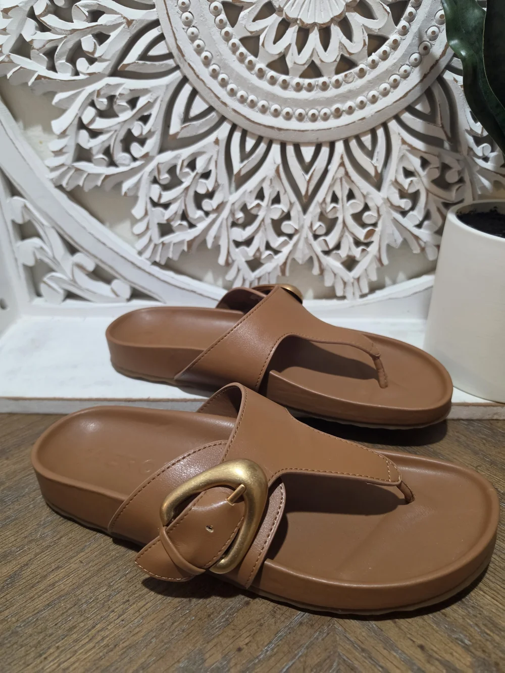 AEROSOLES Women's Tan Slip-On Thong Sandals with Gold Buckle